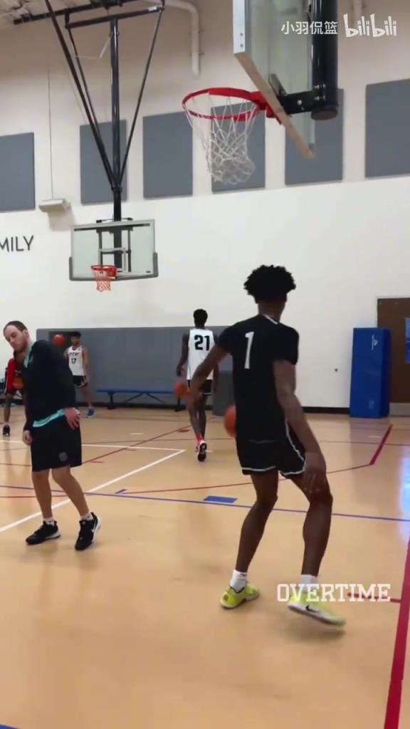 地表最强身体素质？阿门扣篮简直就像直升机起飞一样！